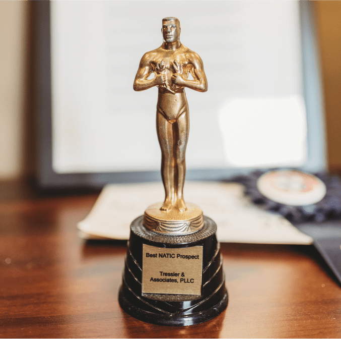 Golf trophy of a man holding two olive branches